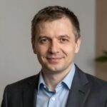 Портрет уверенного российского бизнесмена на нейтральном фоне для сайта компании ЕвроШин Трейд