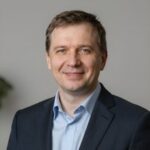 Портрет уверенного российского бизнесмена на нейтральном фоне для сайта компании ЕвроШин Трейд